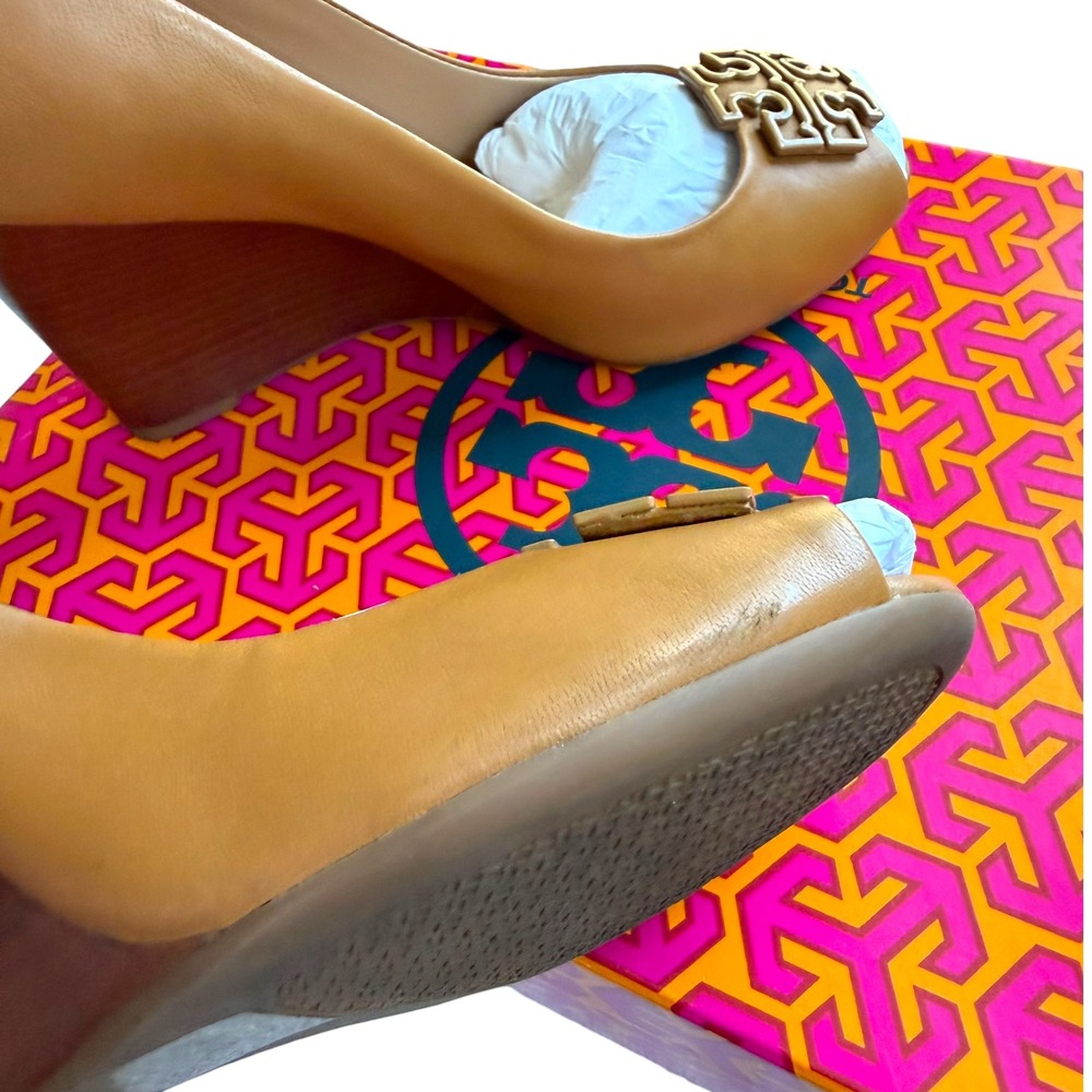 Tory Burch Melinda Open Toe Wedge Blond Tan Leather Logo Pump 6 - Picture 8 of 11